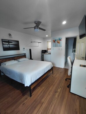 1 bedroom, iron/ironing board, free WiFi, bed sheets - Downtown Redwood City w/ onsite Japanese hibachi food truck servicing late night (Redwood City)