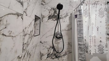 Dusche, Haartrockner, Handtücher, Toilettenpapier