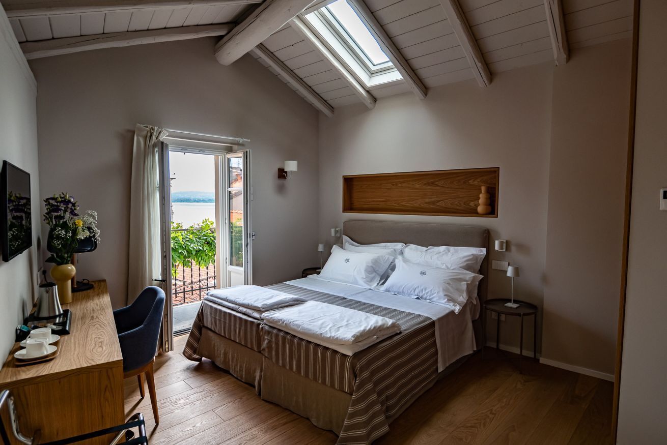 1 camera, una scrivania
