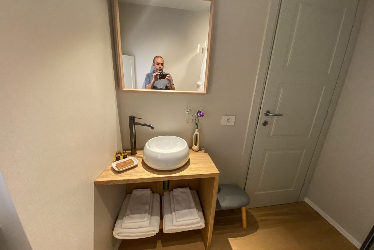 Een douche, een bidet, handdoeken, toiletpapier