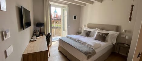 1 bedroom, desk