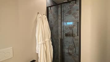 Doccia, bidet, asciugamani, carta igienica