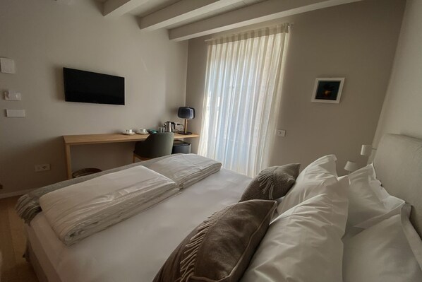 1 bedroom, desk