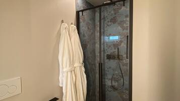 Doccia, bidet, asciugamani, carta igienica