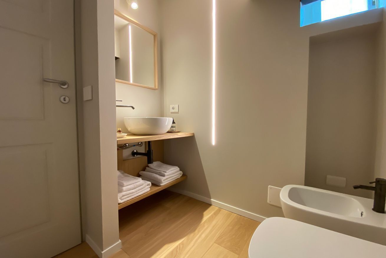 Doccia, bidet, asciugamani, carta igienica