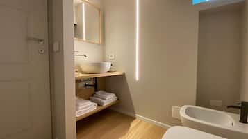 Doccia, bidet, asciugamani, carta igienica