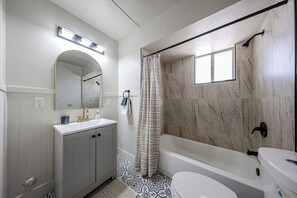 Secador de pelo, toallas, jabón, papel higiénico
