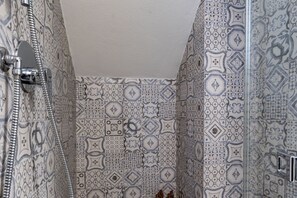 Shower, bidet, towels, toilet paper - La Torre Belgirate - Luxury Rooms - Studio - AC (Belgirate)