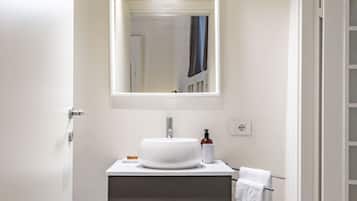 Doccia, bidet, asciugamani, carta igienica