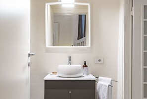 Dusche, Bidet, Handtücher, Toilettenpapier