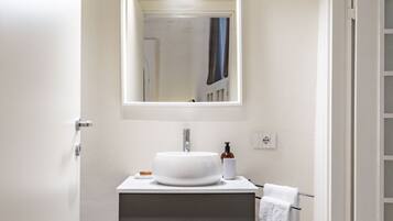 Douche, bidet, serviettes fournies, papier toilette