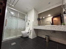 Quarto casal | Banheiro | Produtos de toalete grátis, sabonete, shampoo, papel higiênico