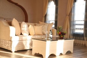 A room with a sofa, a coffee table, and a fruit bowl. - Casa D'or  Dahab  (Dahab)