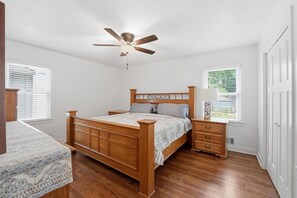 4 habitaciones, tabla de planchar con plancha y acceso a internet 