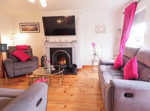 Living area - 3 Bedroom Family Holiday Home in Portrush, close to Seaside, Pet free (Portrush)