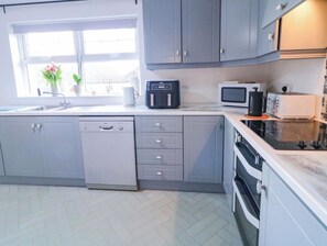 Private kitchen - 3 Bedroom Family Holiday Home in Portrush, close to Seaside, Pet free (Portrush)