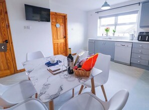 Dining - 3 Bedroom Family Holiday Home in Portrush, close to Seaside, Pet free (Portrush)