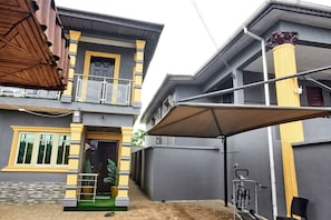 A residential building with a balcony, a door, and a window. - Contemporary Apartment with a distinct African flare (Ibadan)