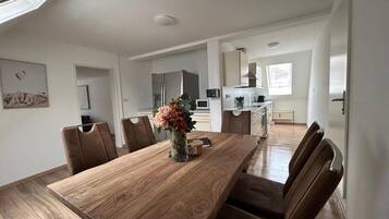 Apartament Deluxe, balcó | Servei de restauració