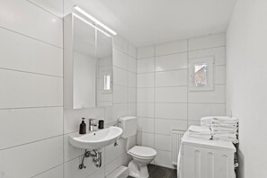 Appartement Classique, 1 lit double et 1 canapé-lit, balcon | Salle de bain