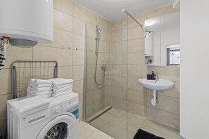 Classic Apartment, 1 Double Bed with Sofa bed | Bathroom - Faraway Homes Studios Bruck 13 (Bruck an der Mur)