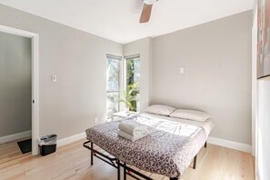 4 bedrooms, iron/ironing board, internet, bed sheets - Modern 4-bedroom, 3-bathroom South Austin some with jacuzzi and putting green (Austin)
