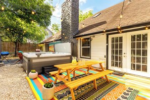 Outdoor dining - Modern 4-bedroom, 3-bathroom South Austin some with jacuzzi and putting green (Austin)