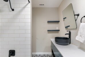 Haartrockner, Handtücher, Seife, Toilettenpapier