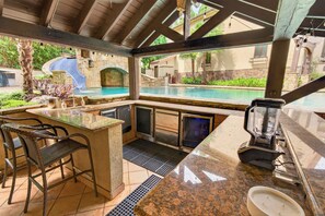 Private kitchen - Luxury Lake Lanier Guest House Pool, Dock & Lake Access. FIFA 2026 (Cumming)