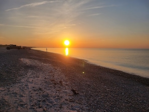 Ranta lähistöllä, aurinkotuoleja