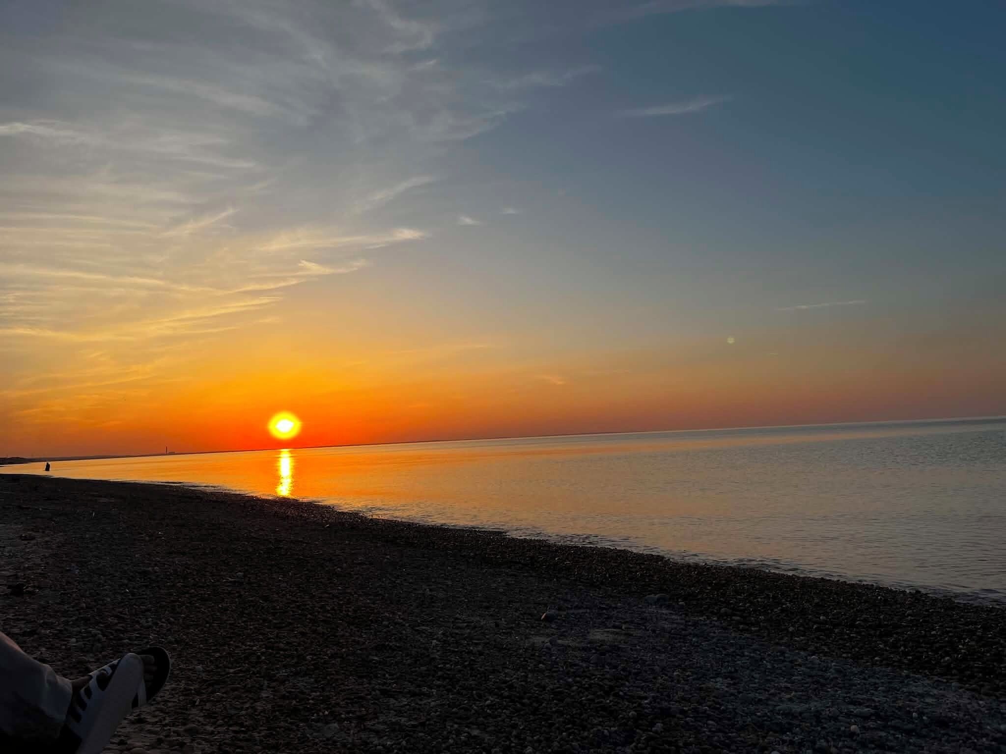Vlak bij het strand, ligstoelen aan het strand