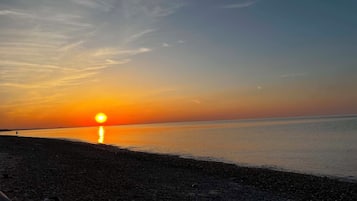 Vlak bij het strand, ligstoelen aan het strand