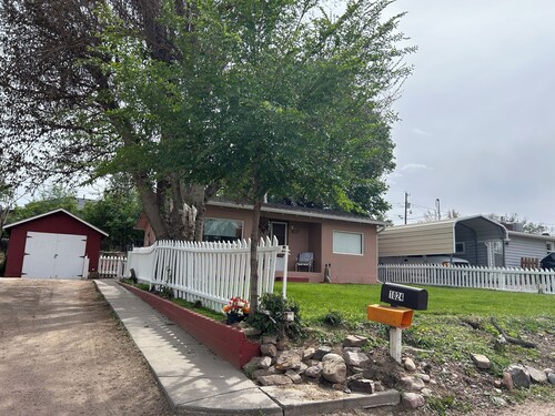 Charming cottage in Cañon City close to downtown and tourist attractions.