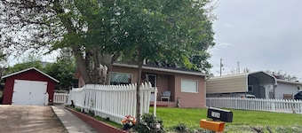 Charming cottage in Cañon City close to downtown and tourist attractions.