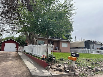 Charming cottage in Cañon City close to downtown and tourist attractions.