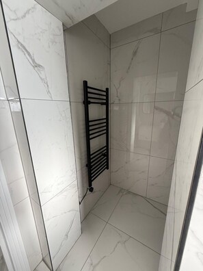 Regadera, toallas, papel de baño 
