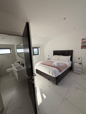 5 habitaciones, tabla de planchar con plancha y wifi gratis 