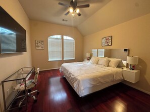 6 bedrooms, iron/ironing board, WiFi, bed sheets - FIFA 6 bedroom Mansion with pool and basketball court. 15 beds sleeps 18 guests! (Pearland)