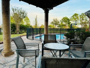 Outdoor dining - FIFA 6 bedroom Mansion with pool and basketball court. 15 beds sleeps 18 guests! (Pearland)