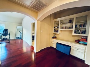 Interior - FIFA 6 bedroom Mansion with pool and basketball court. 15 beds sleeps 18 guests! (Pearland)