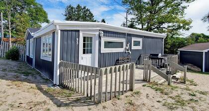 Beach 1 Getaway, Walk to Beach 1, Sleeps 10, Pet-Friendly, Fire Pit 93 Mosley St
