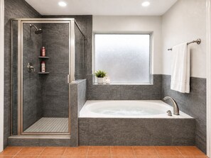 Jetted bath, hair dryer, towels, soap - Cozy Coastal Retreat • Near NASA & Kemah (Kemah)
