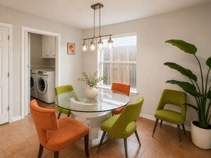 Dining - Cozy Coastal Retreat • Near NASA & Kemah (Kemah)
