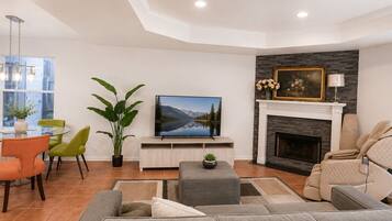 Smart TV, chimenea y libros