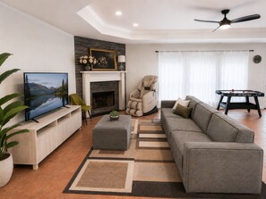 Smart-TV, Kamin, Bücher