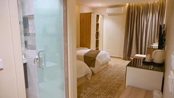 Combined shower/tub, free toiletries, hair dryer, bidet