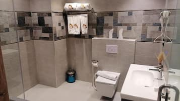 Combined shower/tub, free toiletries, hair dryer, towels