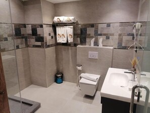 Ducha y bañera combinadas y artículos de higiene personal gratuitos