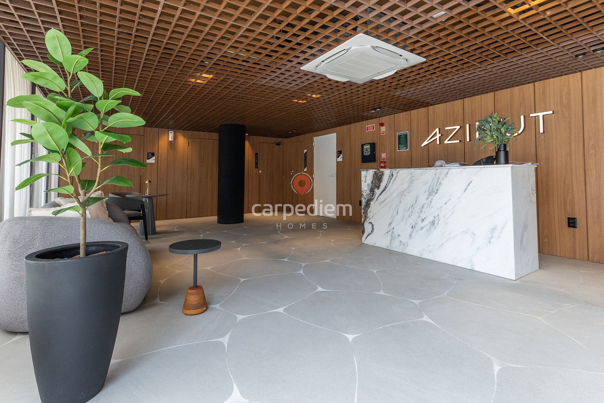 Un espace d’accueil doté d’un plafond en bois, d’un comptoir de réception, d’une plante en pot et d’un sol imitant la pierre.