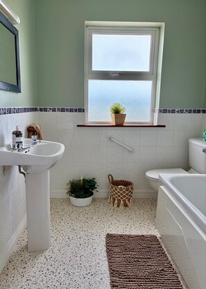 Towels, soap, toilet paper - Ocean Heights house (Dunfanaghy)